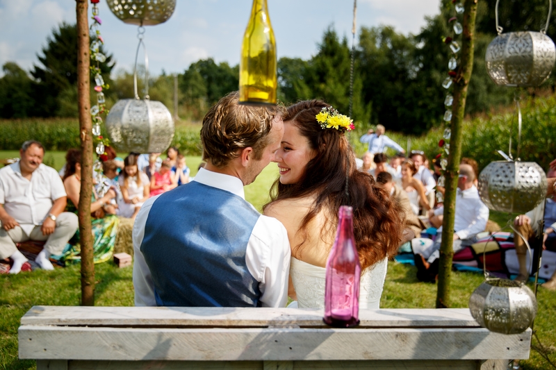 Boho festival wedding in eigen achtertuin