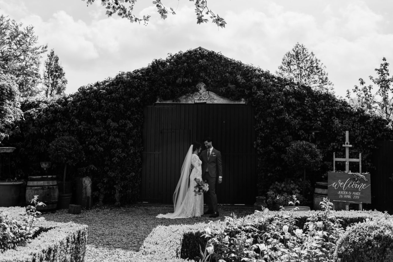Buiten trouwen in bohemian stijl bij de Hazelhof: Amoy & Jeroen